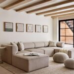 Moderner Wohnraum mit warmen Beige-Tönen